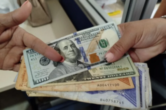 Actualmente, la tasa oficial del BCV está ubicada a los 42.85 bolívares por dólar y por euro a 46.51, mientras que la ponderación paralela ascendió hasta los 50.85 bolívares.