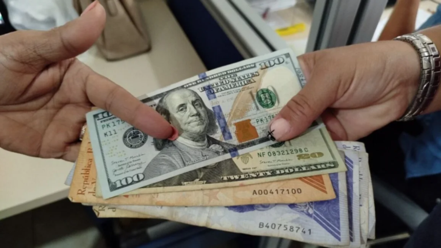 Actualmente, la tasa oficial del BCV está ubicada a los 42.85 bolívares por dólar y por euro a 46.51, mientras que la ponderación paralela ascendió hasta los 50.85 bolívares.