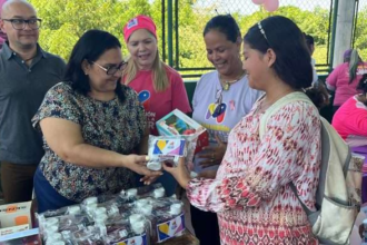 La jornada también incluyó a personal docente y cocineras de la Patria de la Unidad Educativa Valery Maza, quienes se sumaron a la atención médica.