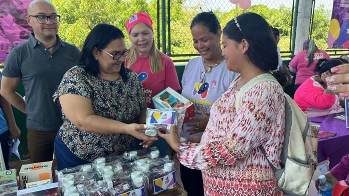 La jornada también incluyó a personal docente y cocineras de la Patria de la Unidad Educativa Valery Maza, quienes se sumaron a la atención médica.