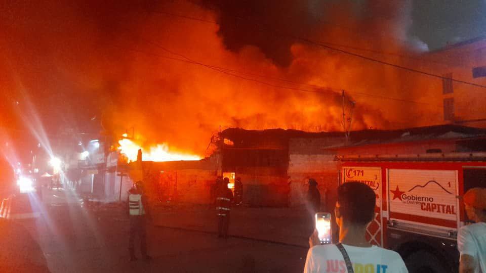 Incendio consume galpón en Catia y deja siete personas lesionadas