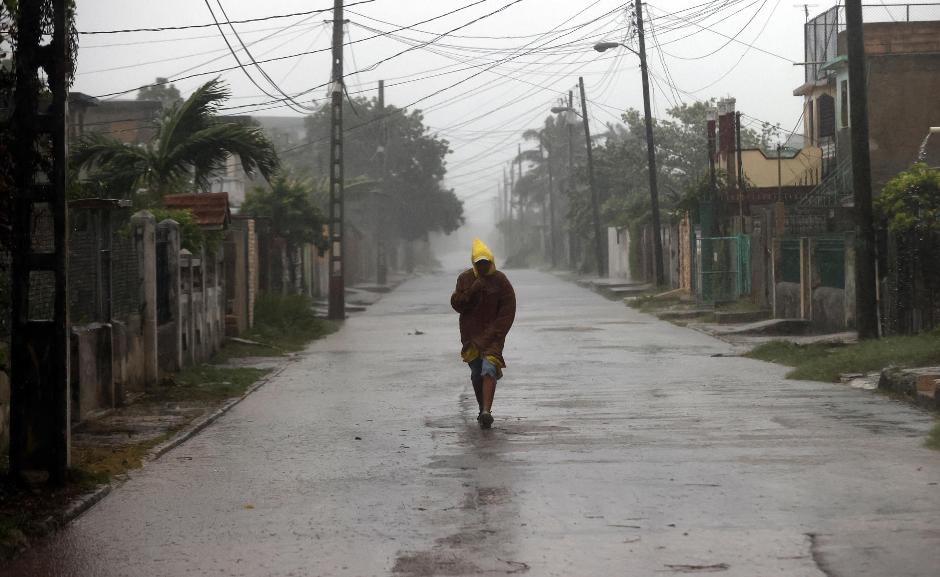 Paso de huracán Rafael deja derrumbes, sótanos inundados y otro apagón total en La Habana