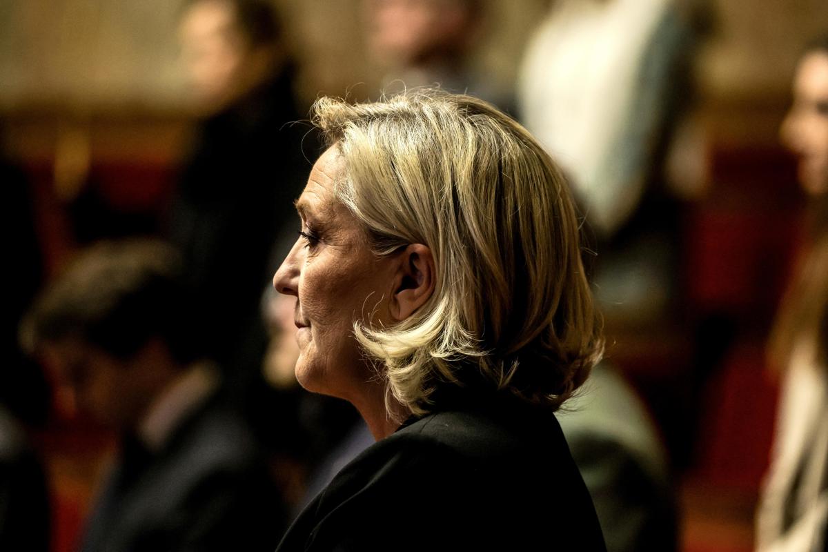 Le Pen se prepara para presidenciales anticipadas ante la caída de Macron.