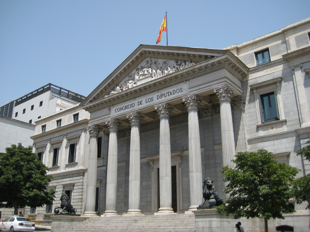 Congreso exige la liberación de los dos españoles detenidos