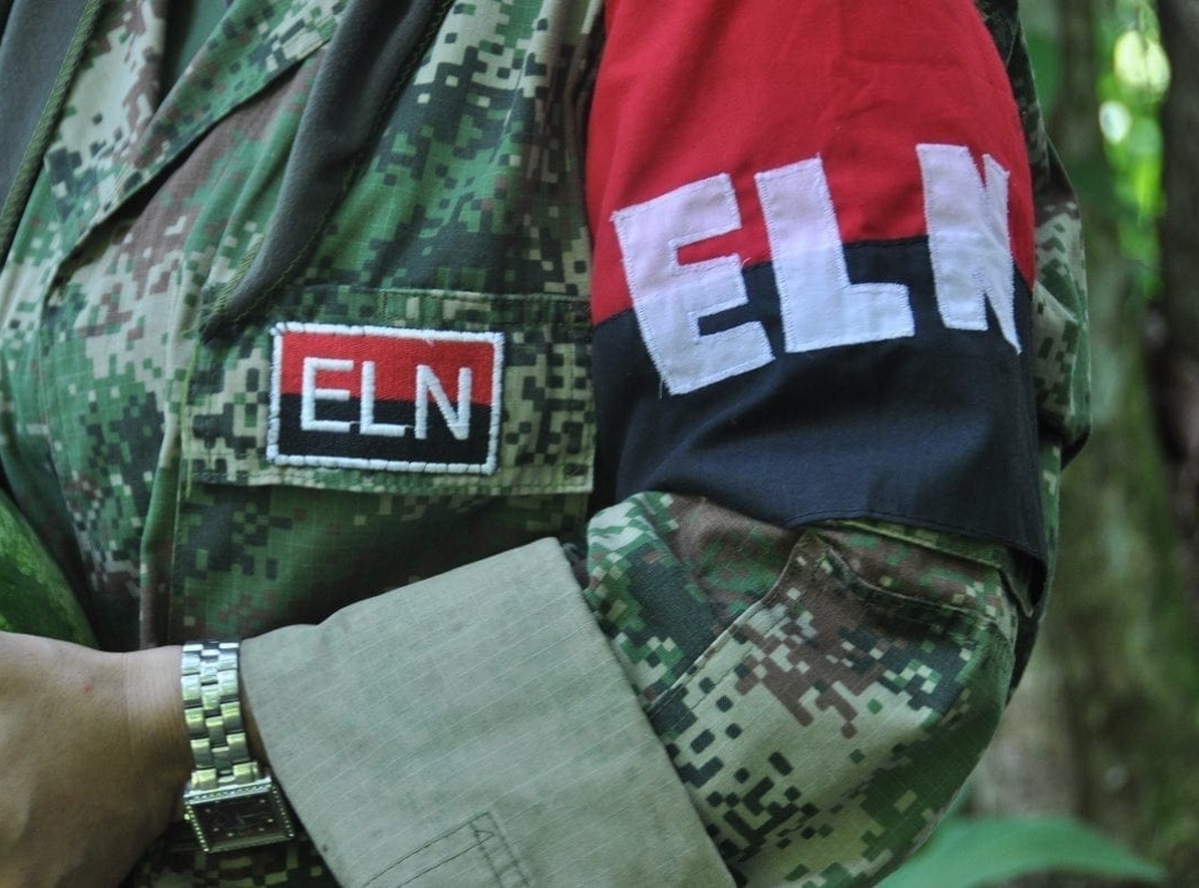 Cuatro militares colombianos heridos en ataque del ELN: crónica de valentía y resistencia.