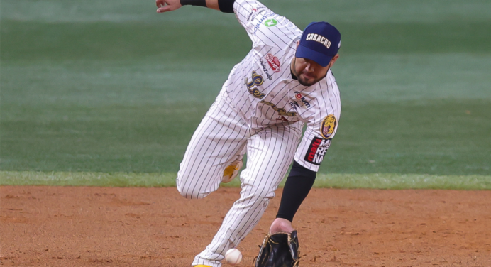 Suárez brilla en contundente triunfo de Leones