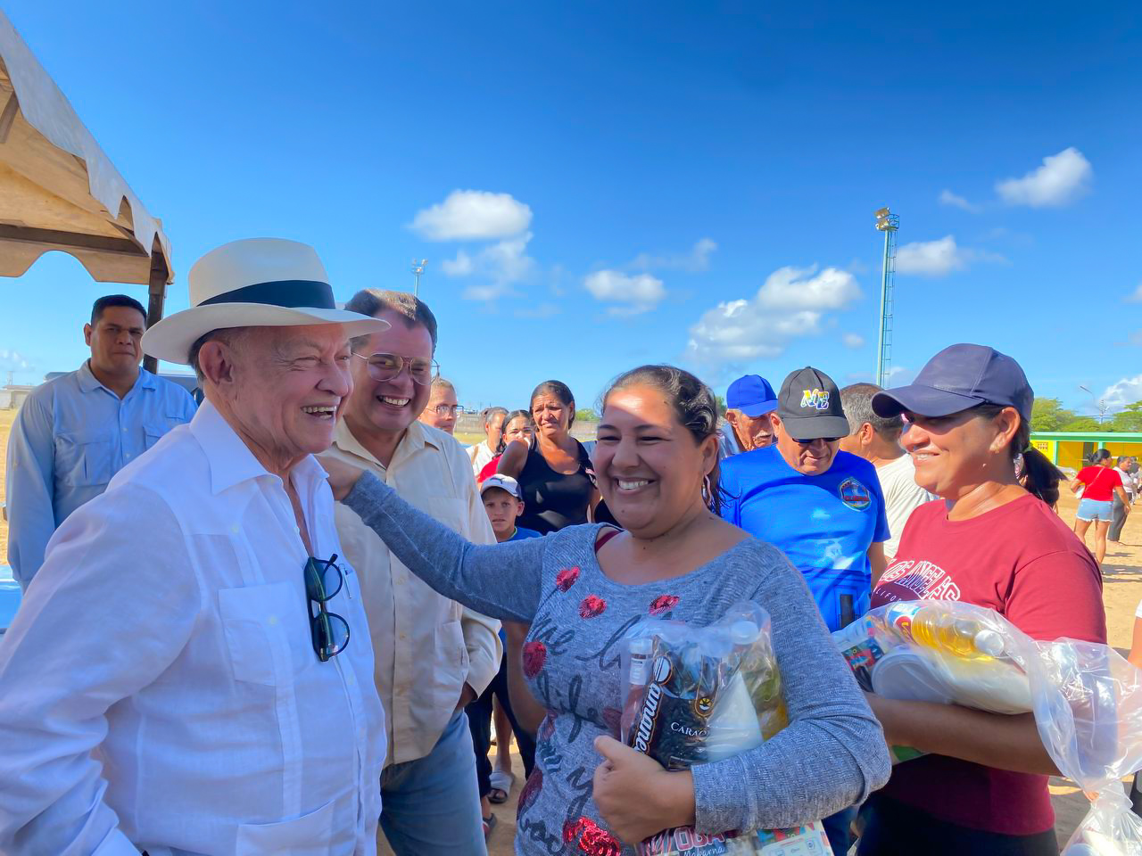 Gobernador Morel Rodríguez dona 2 mil cestas alimentarias a familias de Boca de Río