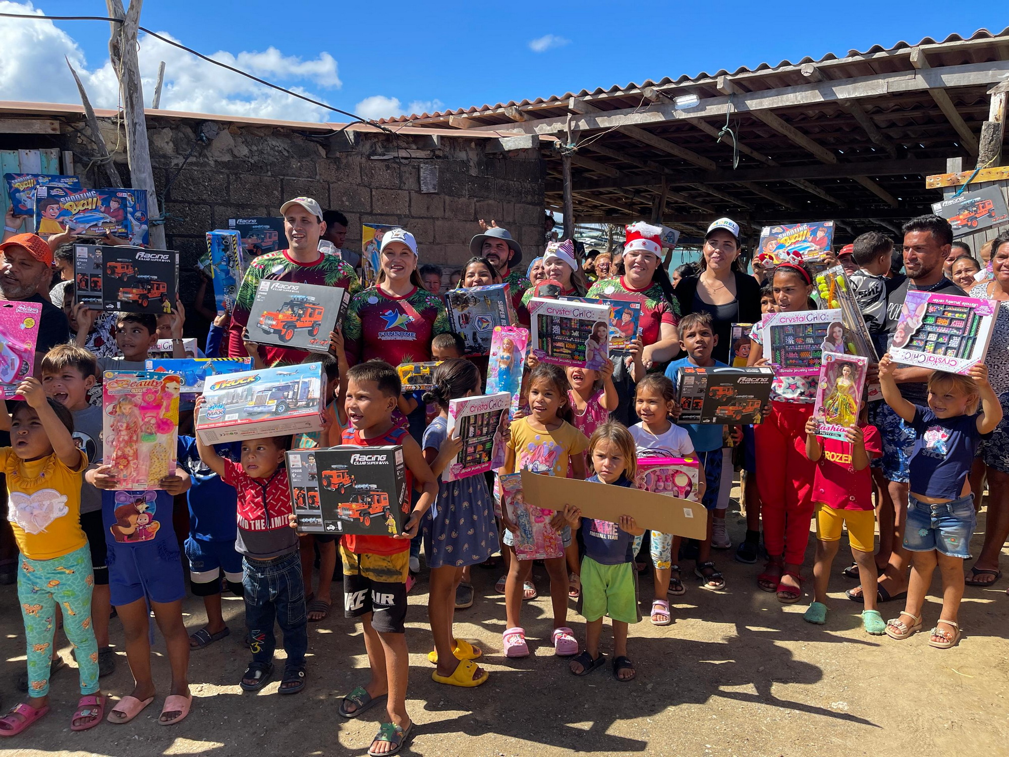 Morel Rodríguez lleva alegría navideña a niños margariteños con juguetes