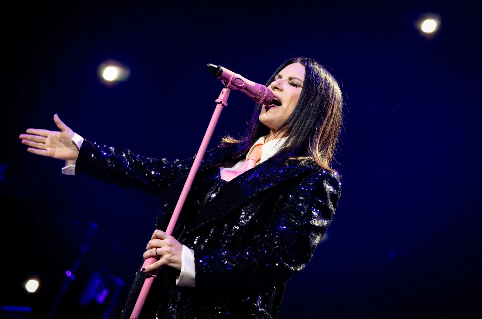 Laura Pausini sufrió una caída durante un concierto (+video)