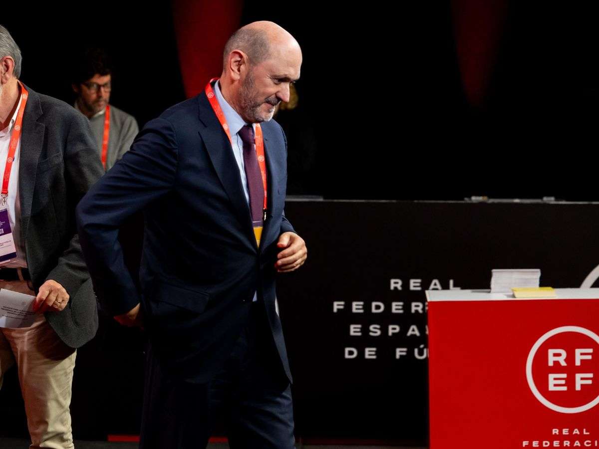 Rafael Louzán, presidente de la RFEF” “Rafael Louzán asume la presidencia de la RFEF