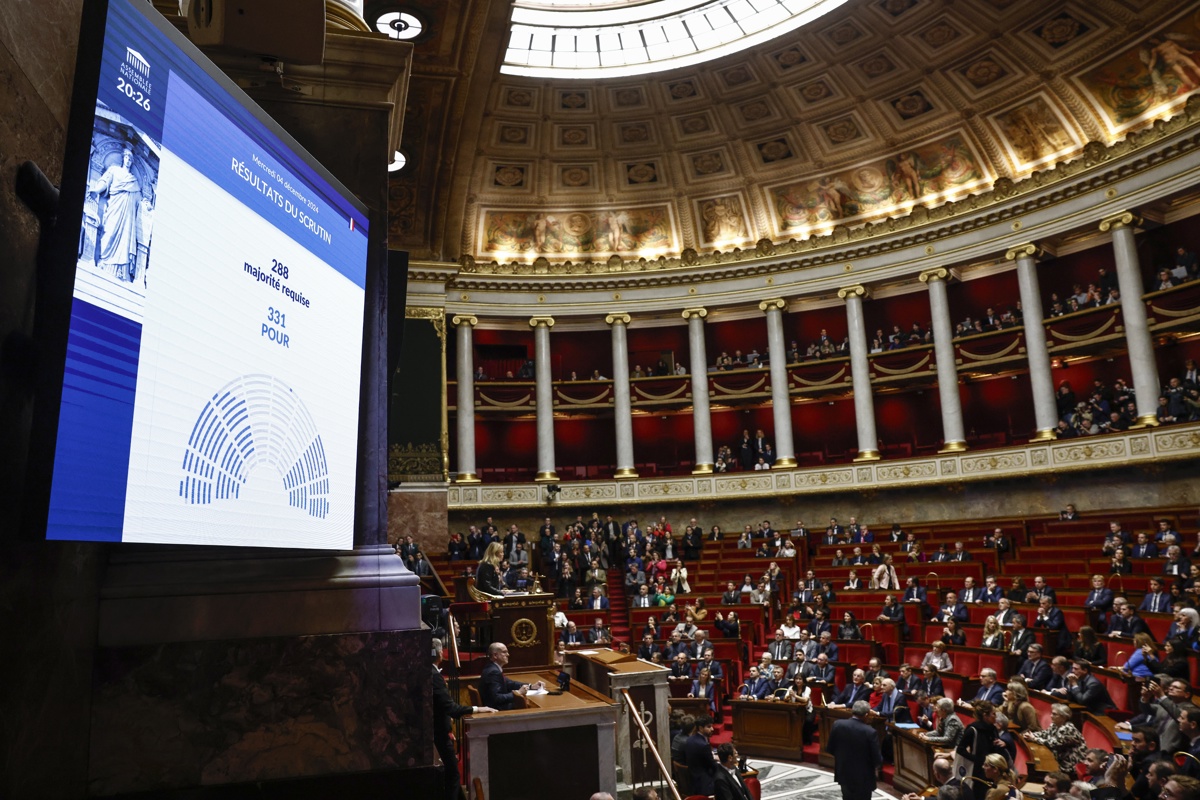 La izquierda y la ultraderecha tumban a Barnier y devuelven a Macron el bloqueo político