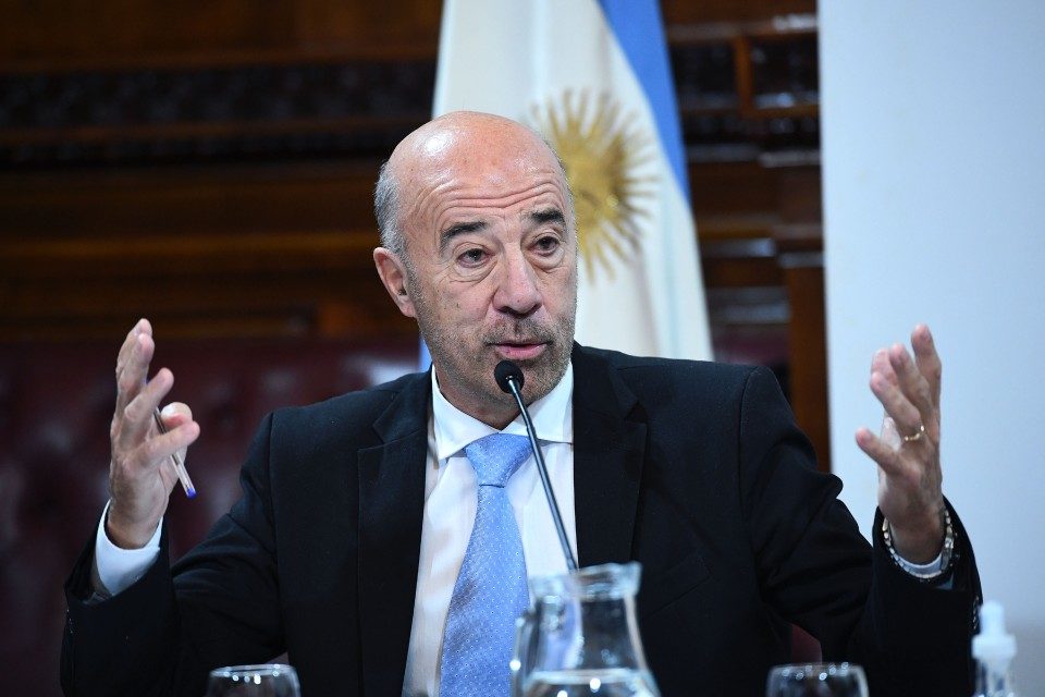 Argentina denuncia a exembajador por intervención en caso de gendarme detenido