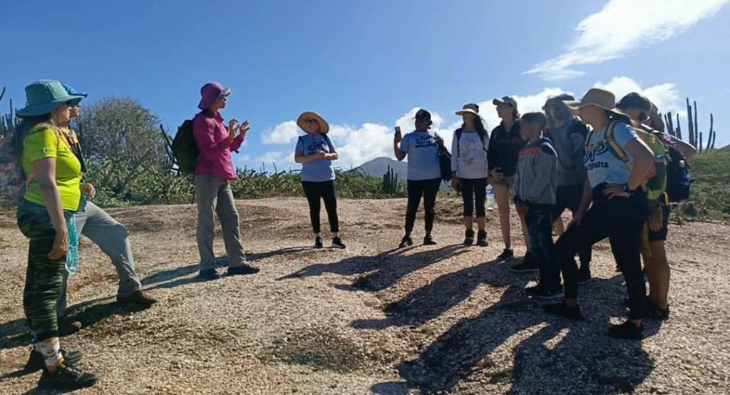 Senderos Margarita llevó a periodistas a donde la montaña arropa el mar