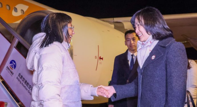 Gobiernos de China y Venezuela refuerzan cooperación bilateral en reunión vicepresidencial en Pekín