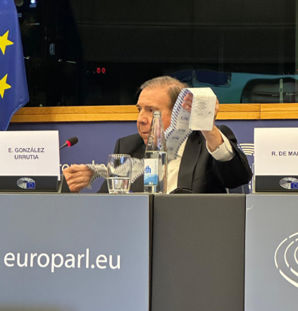 González presenta las actas en el Parlamento Europeo por el premio Sájarov