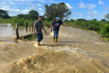 Tucacas queda parcialmente incomunicada por desbordamiento de río