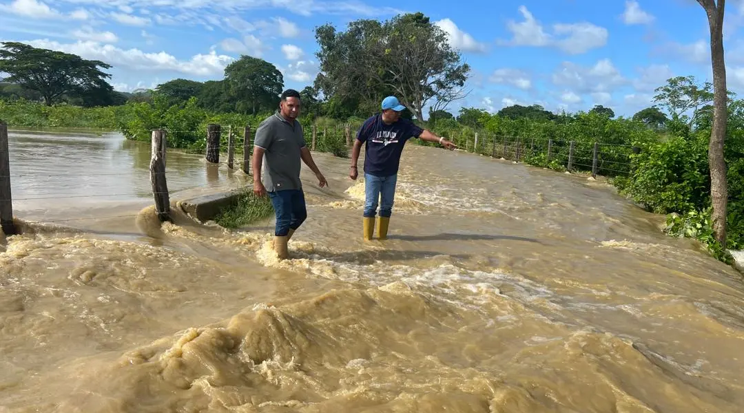 Tucacas queda parcialmente incomunicada por desbordamiento de río