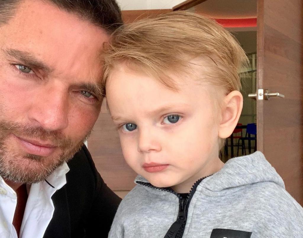 Julian Gil pide ayuda a Peso Pluma para reencontrarse con su hijo