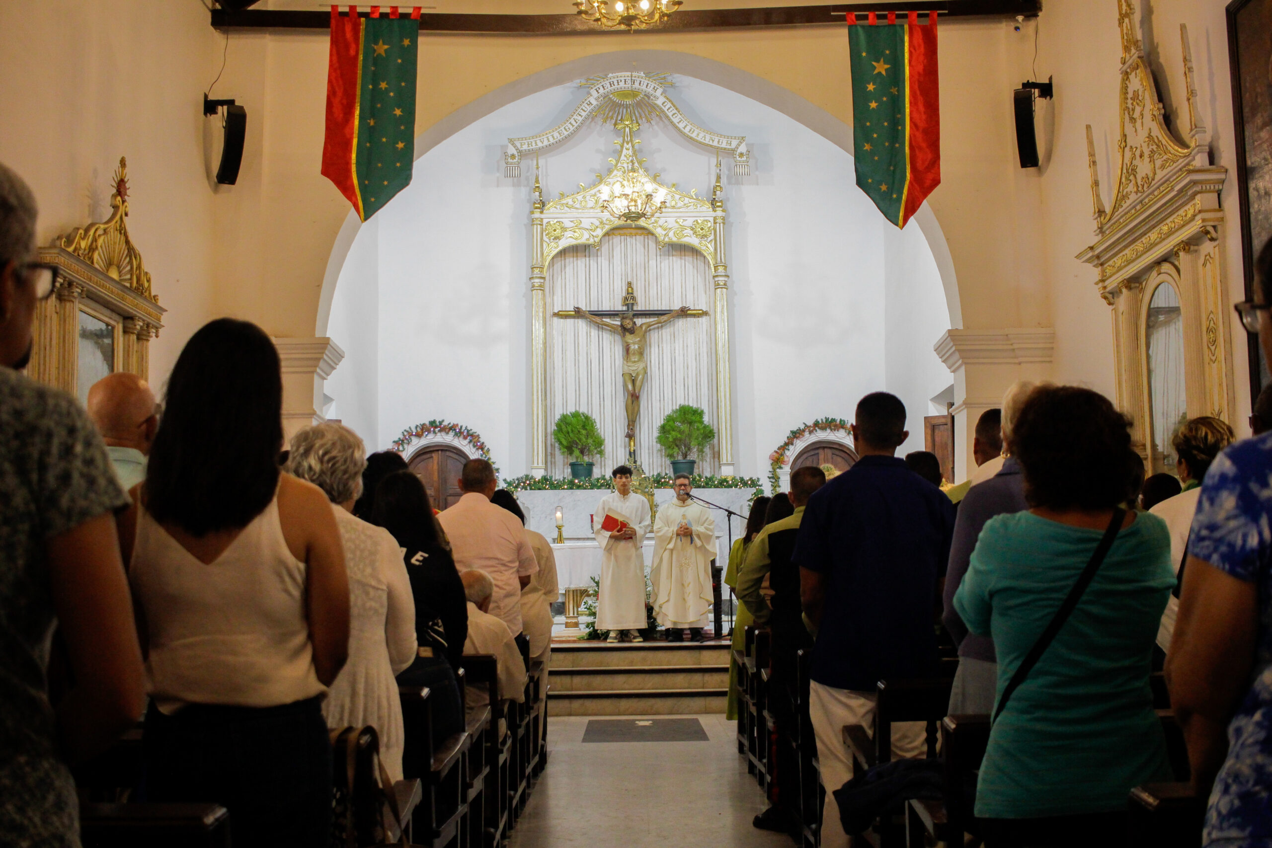 El fervor desbordó en la tradicional Misa de Aguinaldo de Maneiro