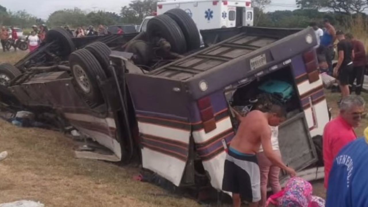 Trágico vuelco de autobús: Seis muertos y 20 heridos el domingo #29Dic