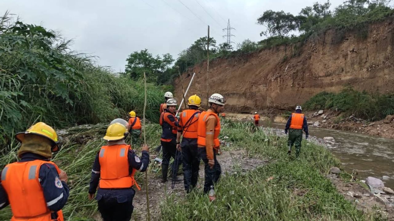 En busca de un hombre de 75 años arrastrado por una quebrada” – mejora: “La incansable búsqueda del hombre de 75 años arrastrado por una quebrada