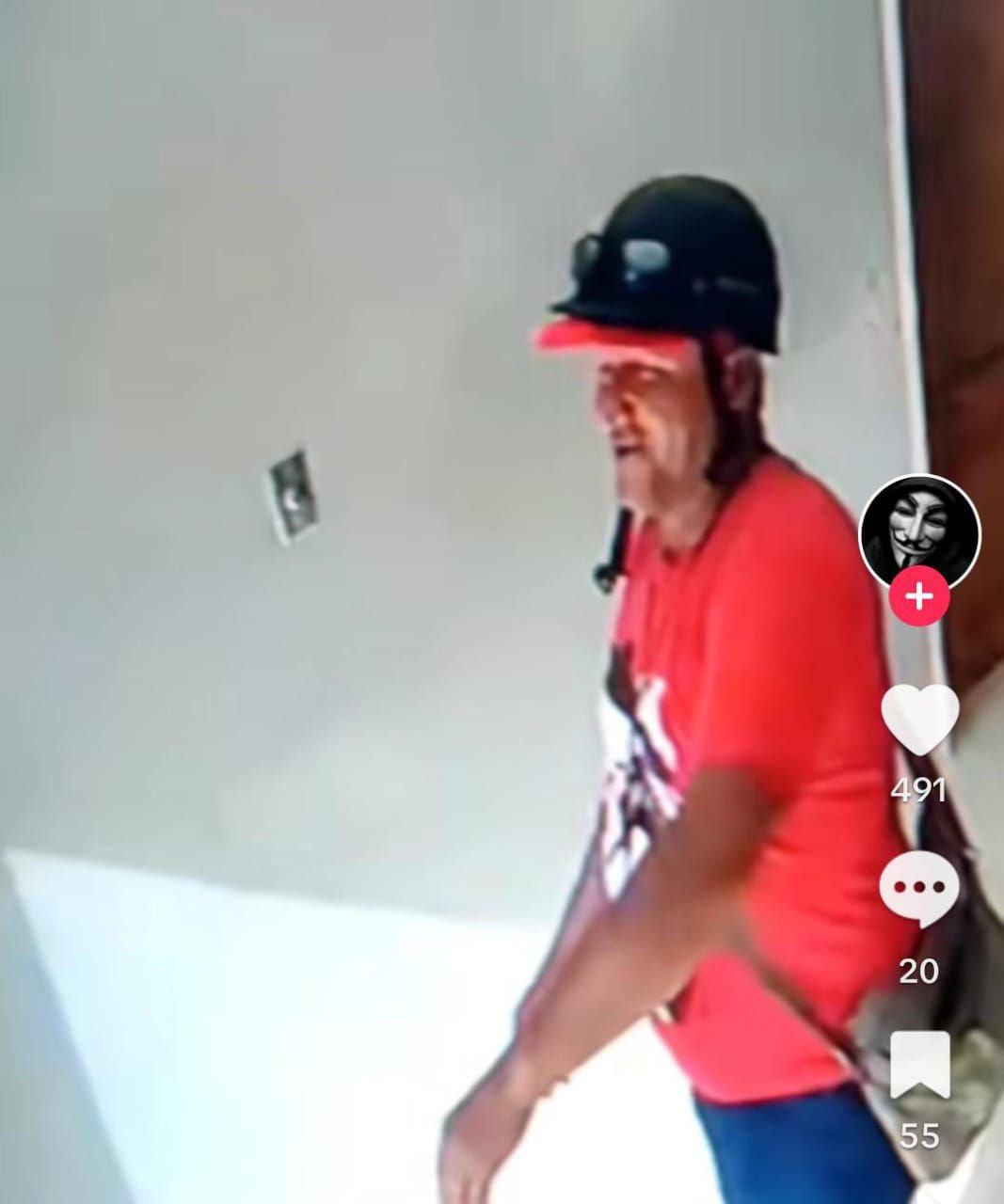 En la red tiktok se publica un video de las cámaras de seguridad de la residencia en Porlamar donde vivían madre e hija, y claramente se muestra al hombre que las acompaña