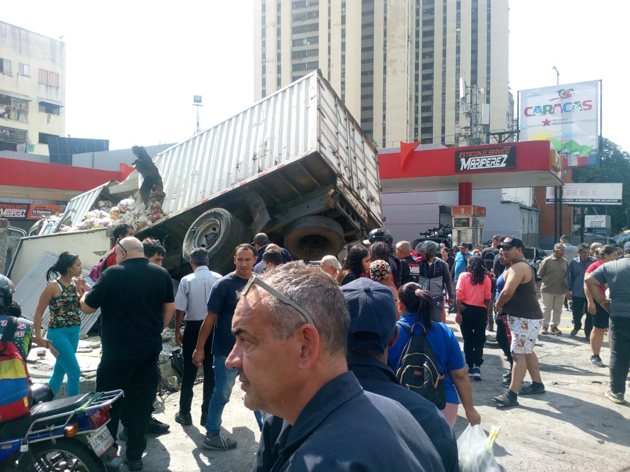 Tragedia en estación de servicios de Maripérez: tres muertos y varios heridos