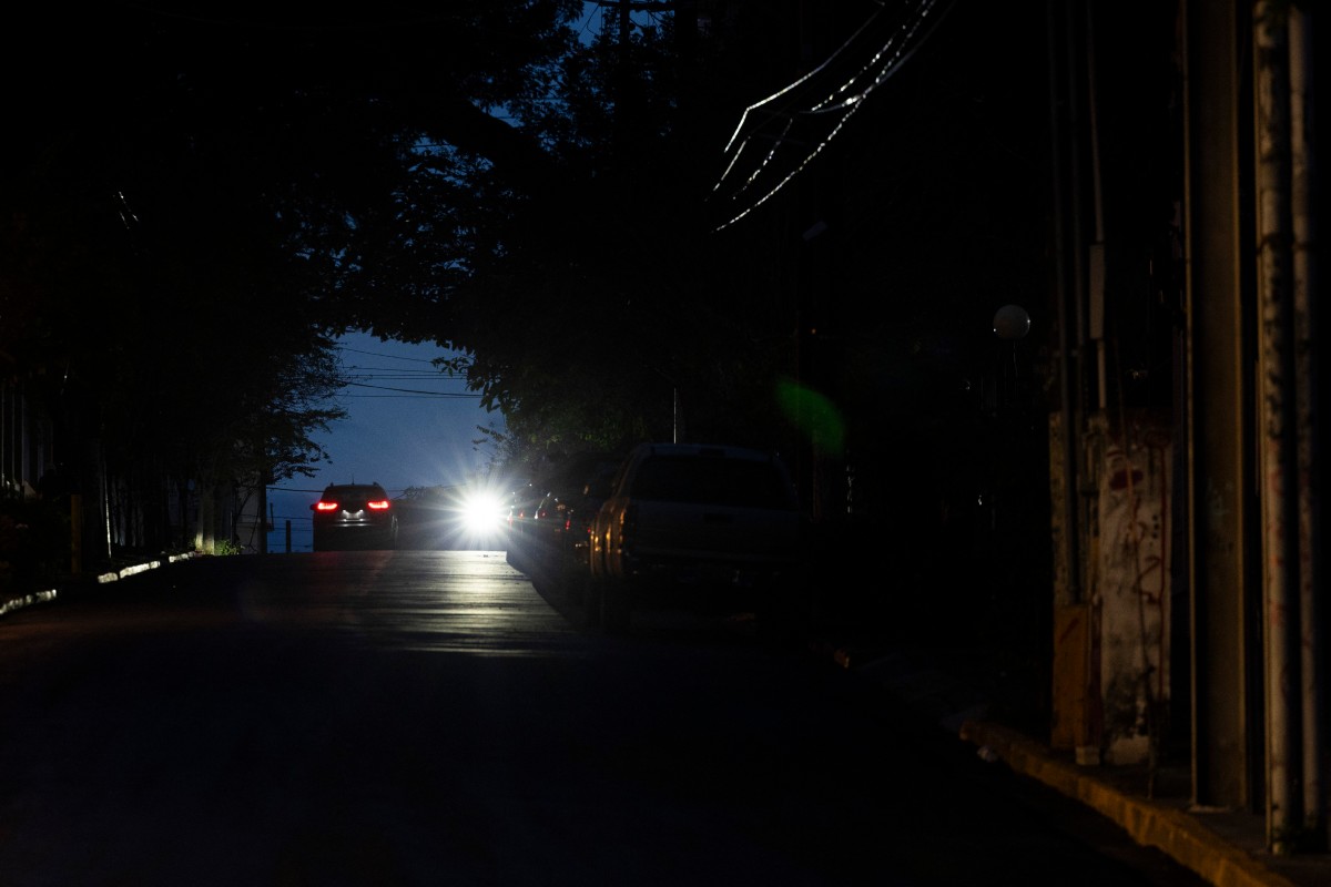 Apagón masivo deja a Puerto Rico a oscuras en vísperas del Año Nuevo