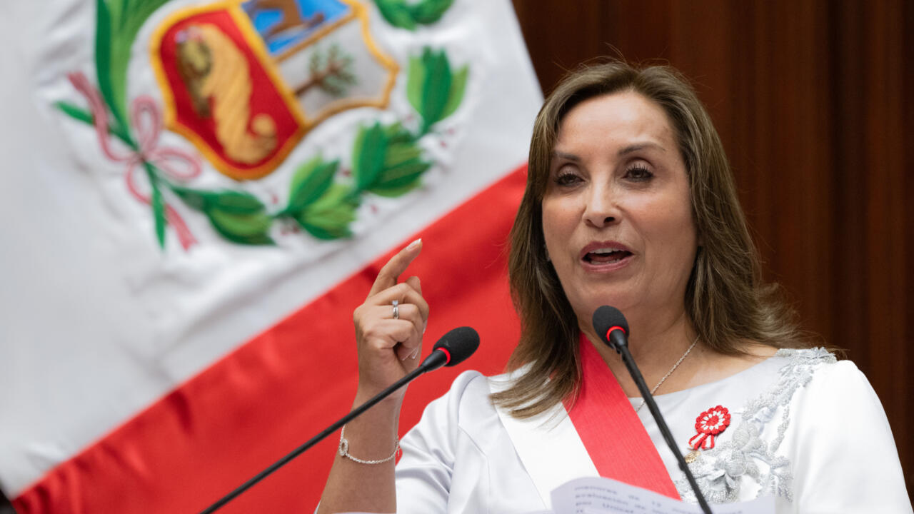 Presidenta de Perú niega renuncia por cirugía de nariz