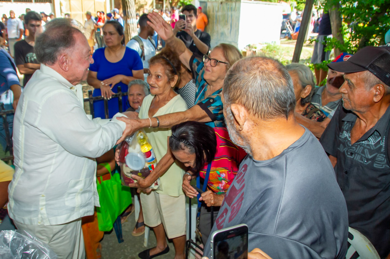 Morel Rodríguez entrega cestas alimentarias a 1.300 familias de Gómez