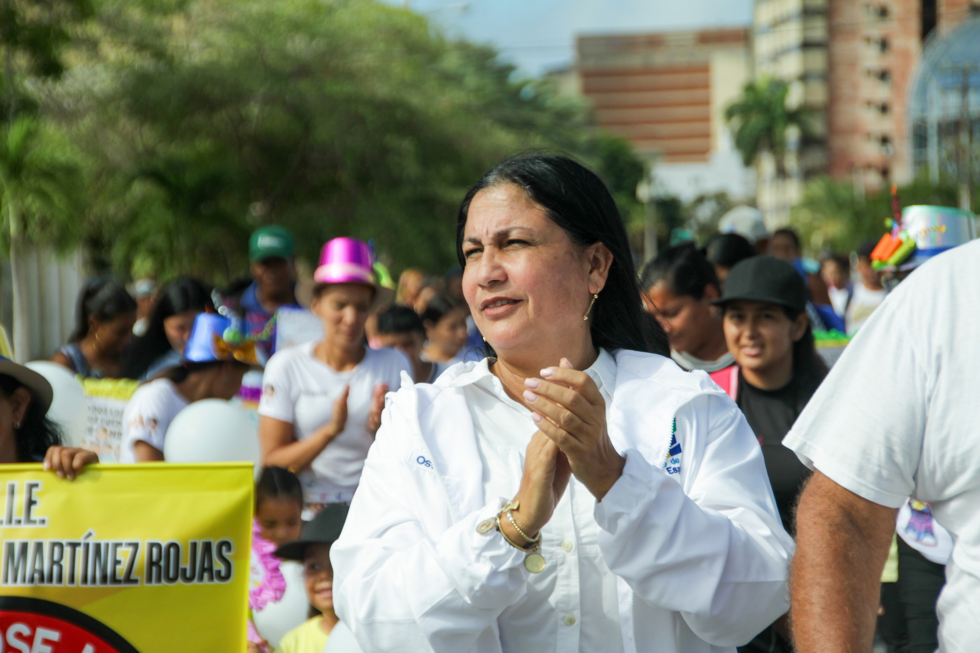 Homenaje y beneficios laborales para educadores: Gobernador Morel Rodríguez