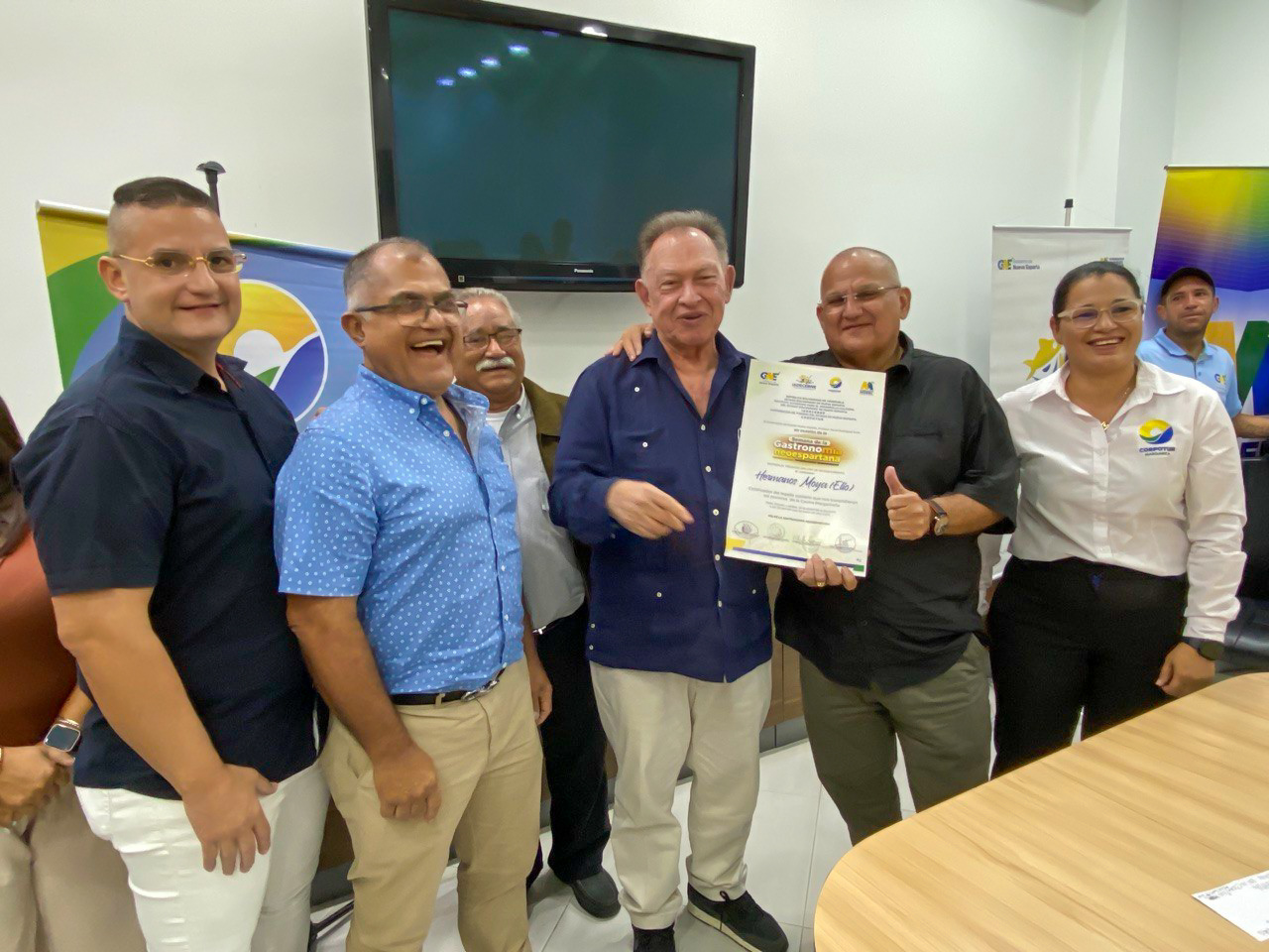 Homenaje del Gobernador Morel Rodríguez a los pioneros de la gastronomía neoespartana