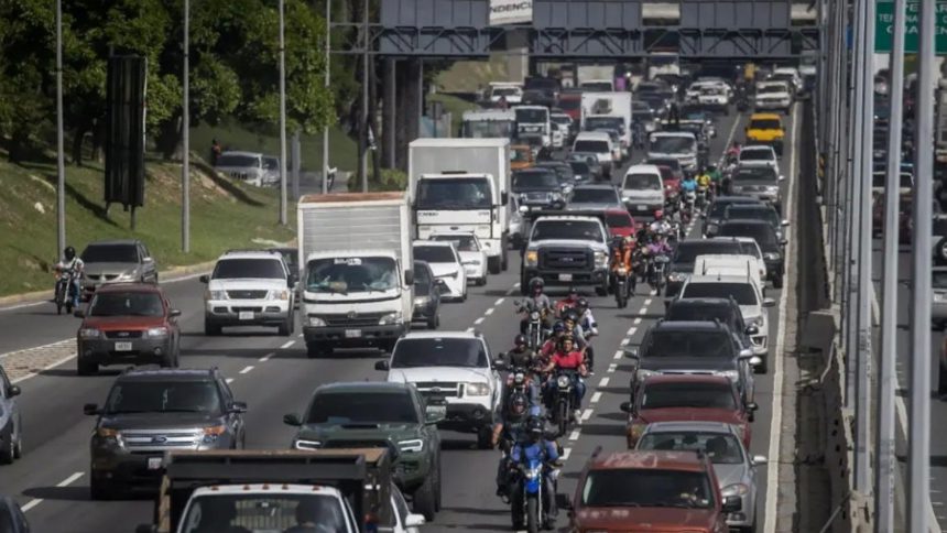 Dueños de vehículos en Caracas deberán pagar impuestos