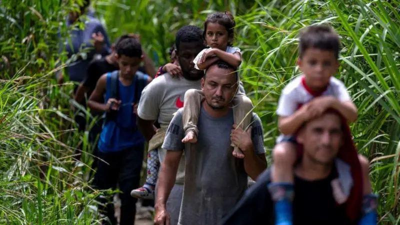 Panamá reduce a la mitad paso de migrantes por la selva del Darién