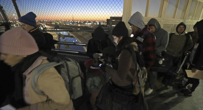 Redadas de Trump dejan 538 detenidos y cientos de deportados