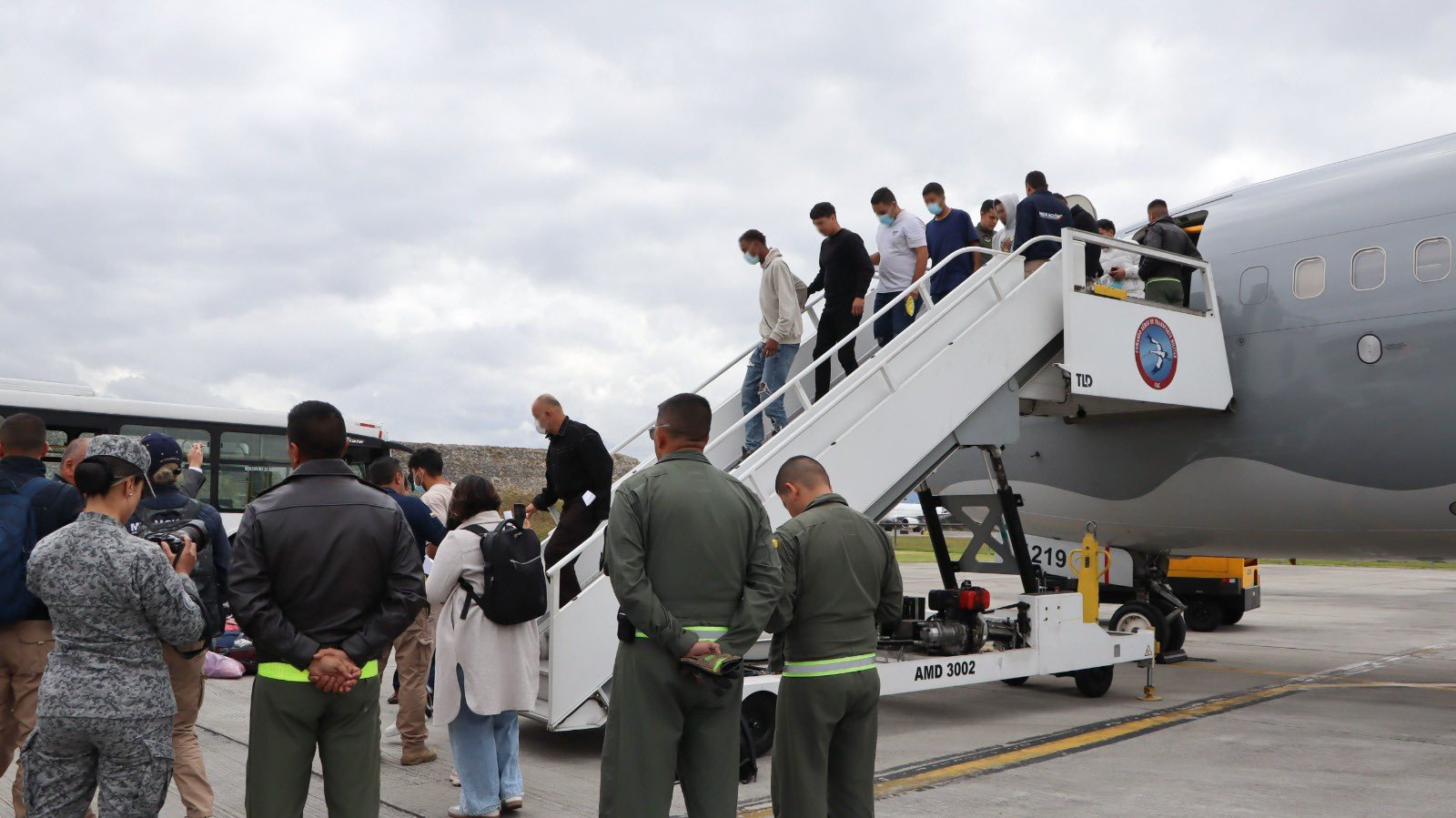 Tercer avión con 105 deportados de EE UU arriba a Colombia