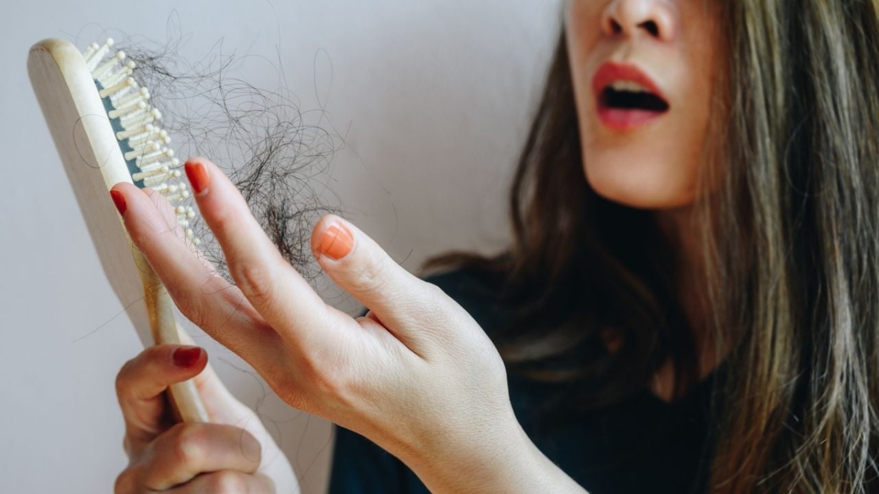 Planta medicinal contra la caída del cabello y el acné» – «Descubre la planta que combate la caída del cabello y el acné de forma eficaz