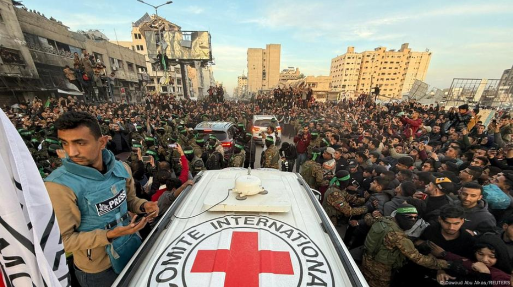 Hamás entrega tres rehenes a la Cruz Roja: confirmado por el Ejército israelí