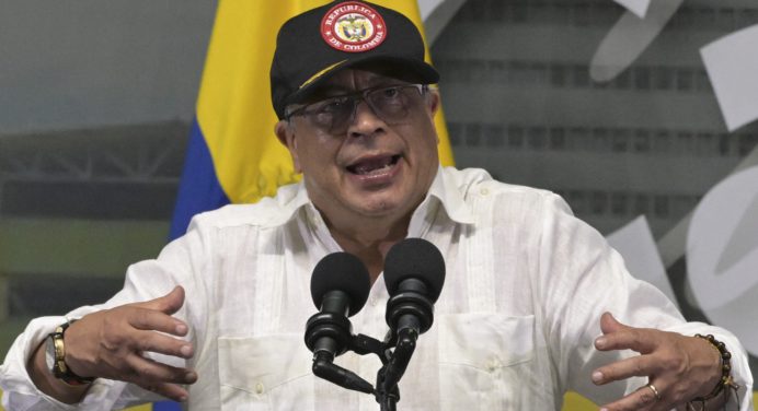 Gustavo Petro suspende diálogos de paz con el ELN tras atentado y exige justicia