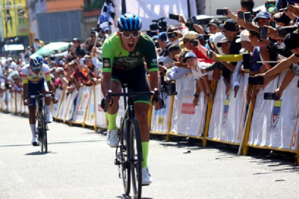 La jornada comenzó con una temperatura de 27°C y un pelotón de 90 ciclistas de cinco nacionalidades dispuestos a completar los 151 kilómetros del circuito inicial.