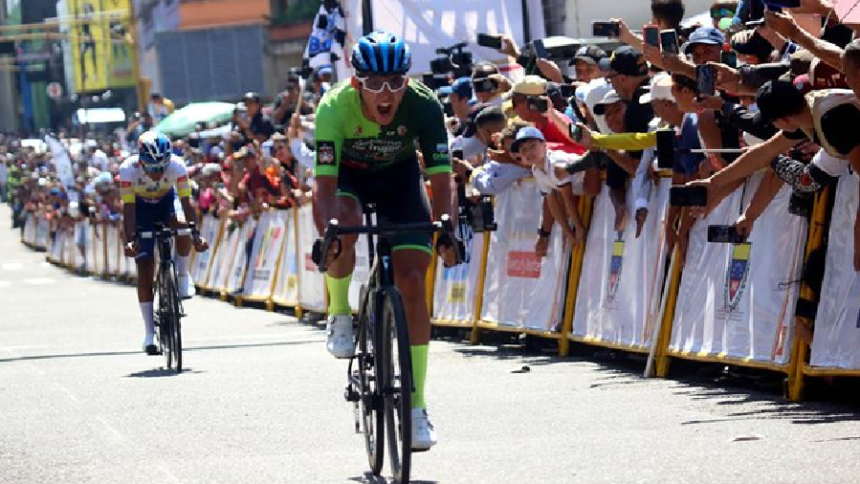 La jornada comenzó con una temperatura de 27°C y un pelotón de 90 ciclistas de cinco nacionalidades dispuestos a completar los 151 kilómetros del circuito inicial.