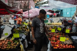 Una familia necesita casi $500 al mes para cubrir gastos de alimentos