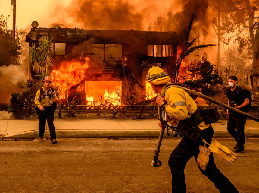 Más de 31 mil evacuados por un nuevo incendio forestal en el área de Los Ángeles