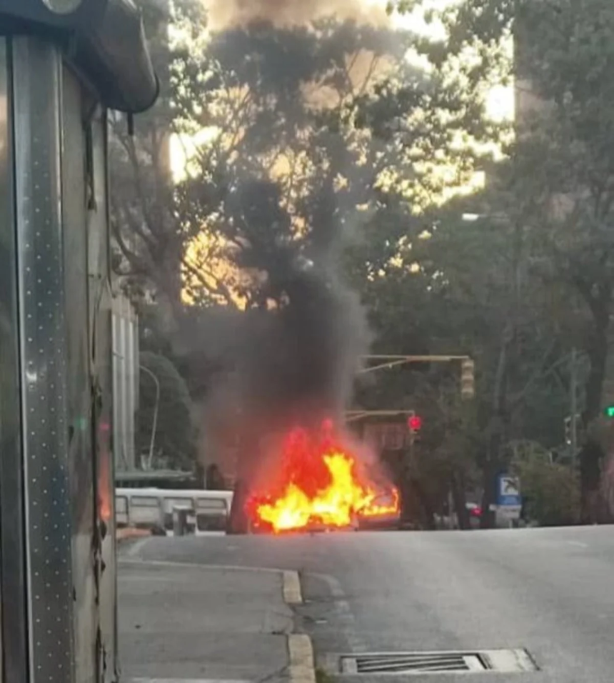 Reportan incendio de vehículo en la avenida Rómulo Gallegos de Caracas