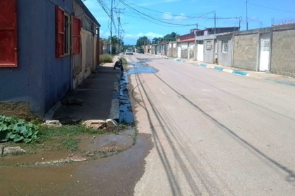 Desbordamiento de aguas negras afecta la calidad de vida de vecinos en Conuco Viejo