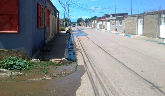 Desbordamiento de aguas negras afecta la calidad de vida de vecinos en Conuco Viejo en Margarita