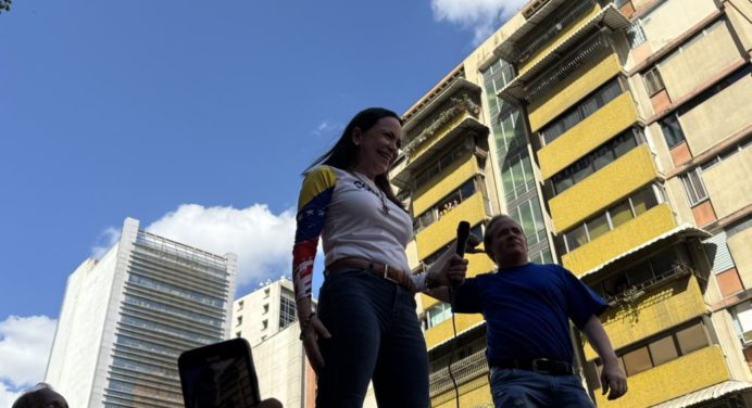 Opositores en Venezuela continúan la lucha clandestina con astucia
