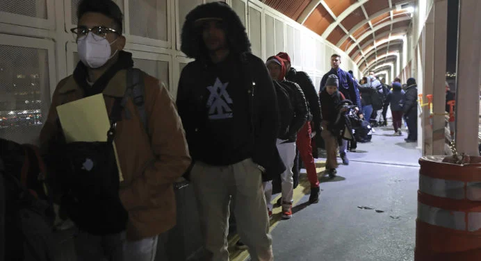 Fin del «parole» para venezolanos, cubanos, nicaragüenses y haitianos: ¿Qué pasará con los beneficiarios?