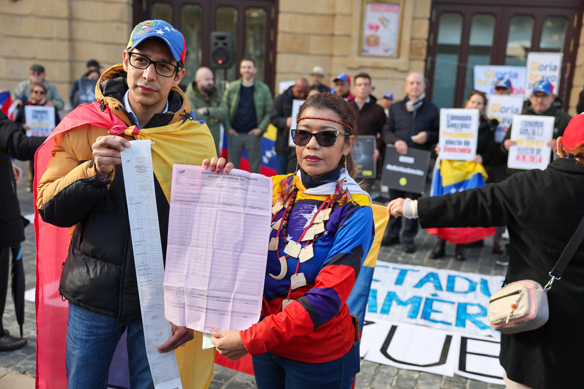 Venezolanos en España denuncian «golpe de Estado» de Maduro