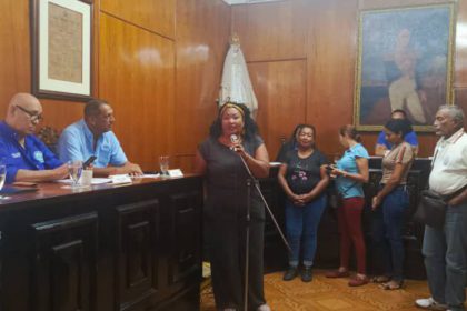 Denuncian quema de basura en vertedero improvisado
